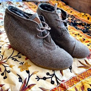Toms herringbone tweed wedge tie shoes size 7